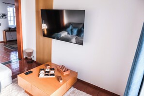 TV connectée, jeux vidéo, baby-foot, médiathèque