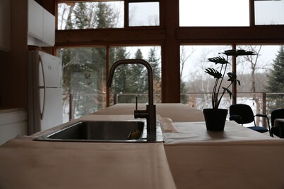Chalet, private beach, waterfront, outdoor spa, sleeps 10