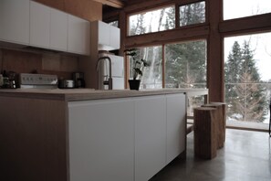 Oven, stovetop, dishwasher - Chalet, private beach, waterfront, outdoor spa, sleeps 10 (La Tuque)