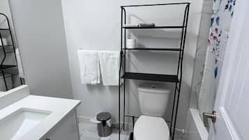 Haartrockner, Handtücher, Seife, Toilettenpapier