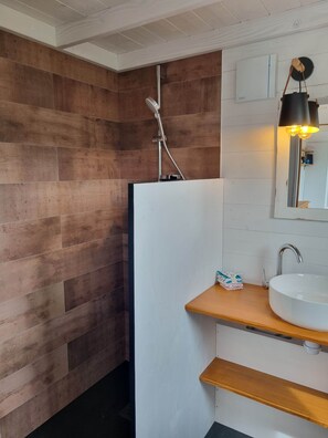 Secador de cabelo, toalhas de banho