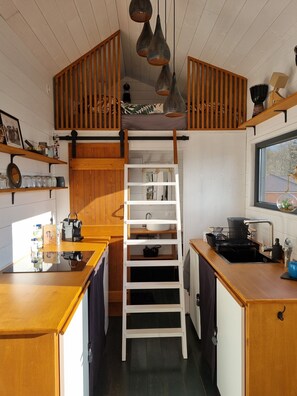 Een koelkast, een kookplaat, een koffiezetapparaat/waterkoker