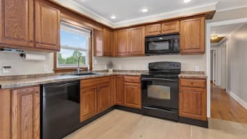 Coffee/tea maker, fridge, microwave, oven