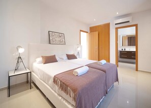 6 bedrooms, iron/ironing board, WiFi, bed sheets