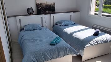 5 habitaciones, escritorio y tabla de planchar con plancha