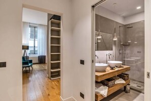 Shower, hair dryer, bidet, towels