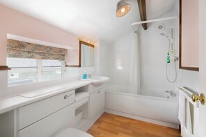 Double or Twin Room | Bathroom | Combined shower/tub, hair dryer, towels, toilet paper - Queens Head Inn (Harrogate)