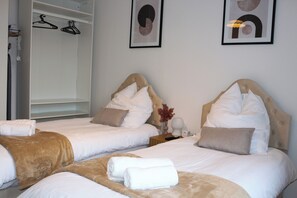 2 Schlafzimmer, Schreibtisch, Bügeleisen/Bügelbrett, Reisekinderbett