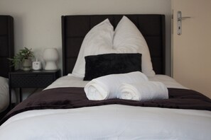 2 Schlafzimmer, Schreibtisch, Bügeleisen/Bügelbrett, Reisekinderbett