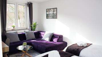 2 Schlafzimmer, Schreibtisch, Bügeleisen/Bügelbrett, Reisekinderbett