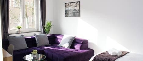 2 chambres, bureau, fer et planche à repasser, lit parapluie