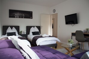 2 Schlafzimmer, Schreibtisch, Bügeleisen/Bügelbrett, Reisekinderbett