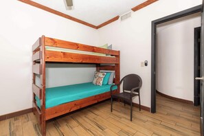 3 chambres, fer et planche à repasser, Wi-Fi, draps fournis