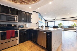 Kylskåp, mikrovågsugn, ugn och spishäll