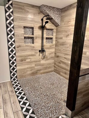 Hair dryer, towels, soap, shampoo - The Barn at Bloom & Bower (Risingsun)