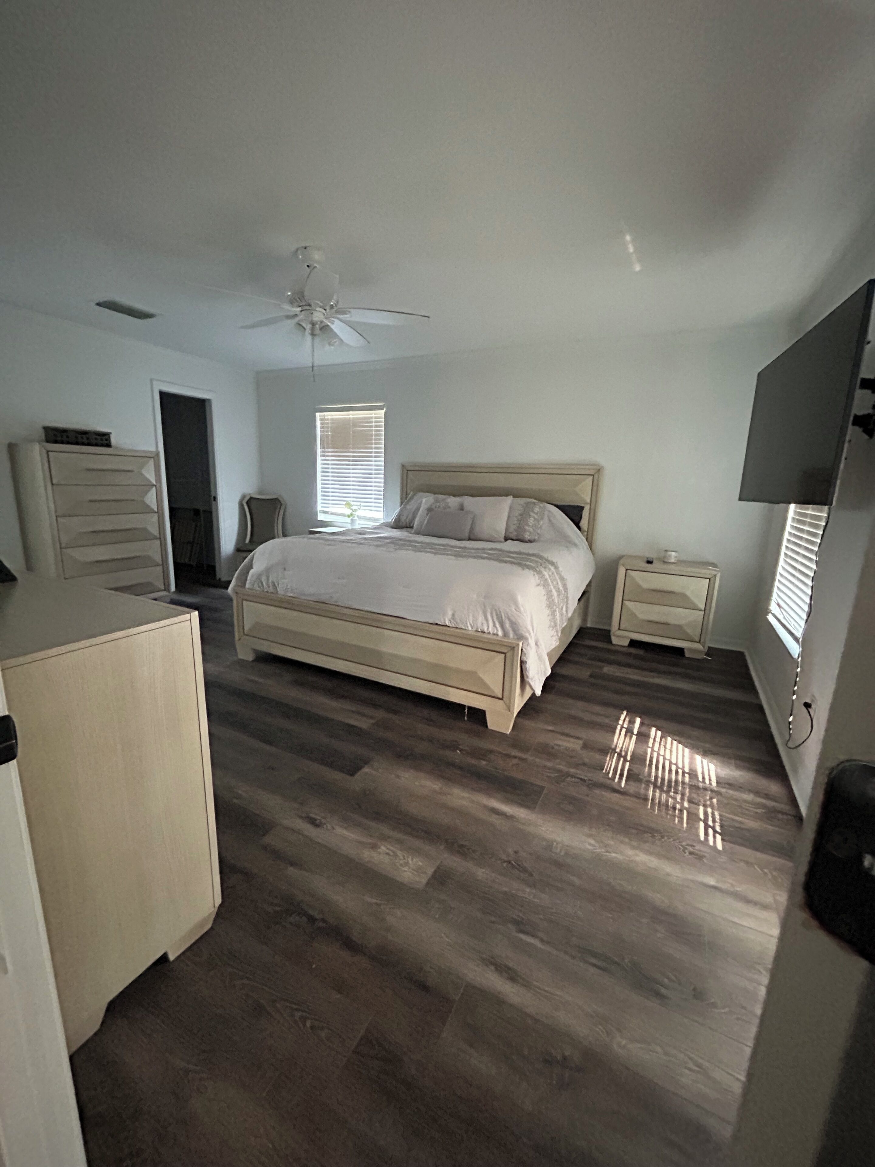 5 bedrooms, free WiFi, bed sheets, wheelchair access