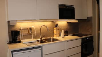 Double Room, Non Smoking | Private kitchen | Highchair, cookware/dishes/utensils