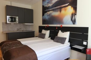 Deluxe Double Room | Blackout curtains, iron/ironing board, free WiFi, bed sheets - City HotelApartment (Karlshamn)