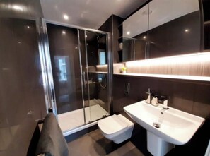 Ducha, toallas, papel higiénico