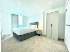 2 habitaciones, tabla de planchar con plancha, wifi y ropa de cama 