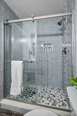 Shower, hair dryer, towels, soap - Serenity @ Beaver Lake: Views, Hot Tub & Game Room (Rogers)