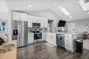 冰箱、微波炉、烤箱、炉灶