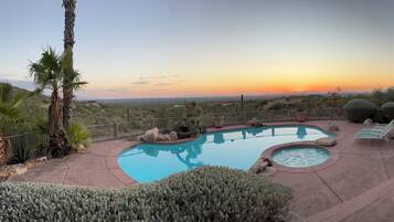 Een buitenzwembad, een verwarmd zwembad