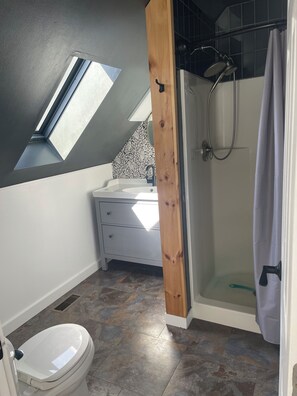 Douche, serviettes fournies, savon, papier toilette