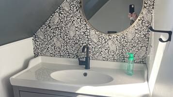 Regadera, toallas, jabón, papel de baño