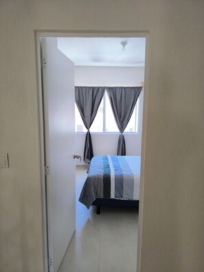 3 habitaciones, escritorio, tabla de planchar con plancha y wifi gratis