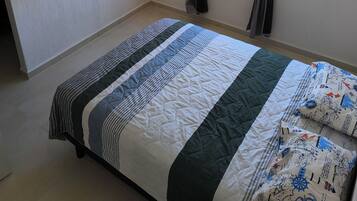 3 bedrooms, desk, iron/ironing board, free WiFi