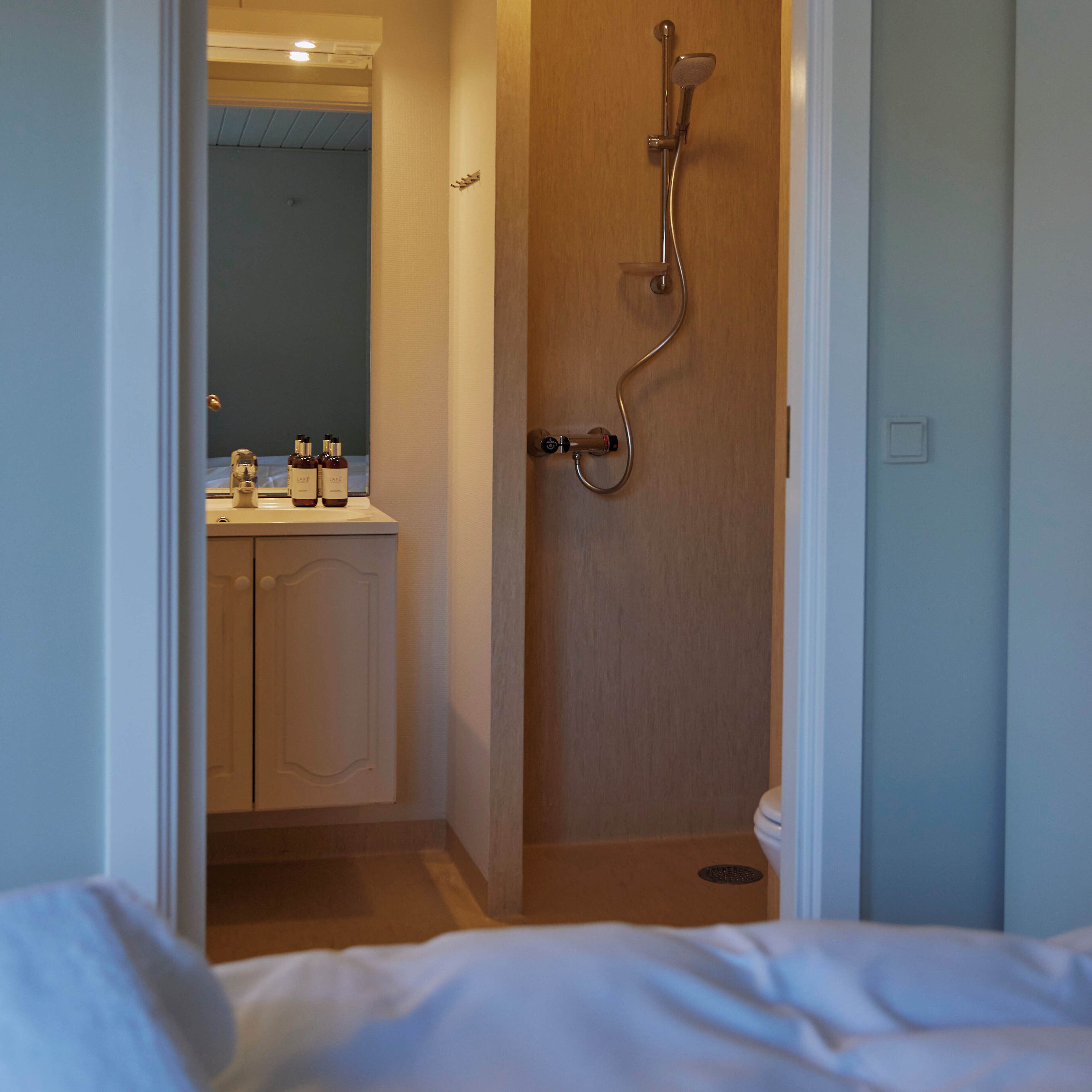 Monolocale comfort | Bagno | Doccia, asciugacapelli, asciugamani, sapone
