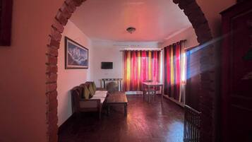 Boeken, een computerscherm en een printer