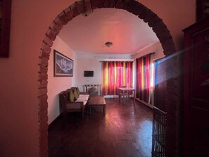 Boeken, een computerscherm en een printer