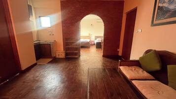 1 slaapkamer, een kluis op de kamer, een bureau, wifi