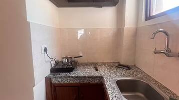 Kylskåp, spishäll, vattenkokare och brödrost