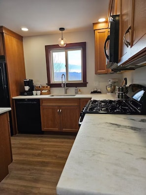 Fridge, microwave, oven, stovetop - Private, Mountain views, Close to Horse Show Grounds, Lake Placid and Hiking (Keene)
