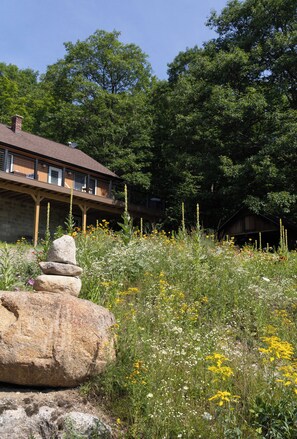 A house with a garden in front, surrounded by trees. - Private, Mountain views, Close to Horse Show Grounds, Lake Placid and Hiking (Keene)