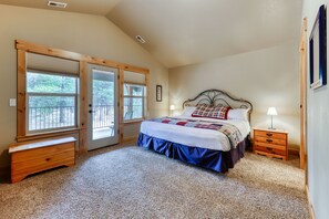 6 bedrooms, desk, WiFi, bed sheets