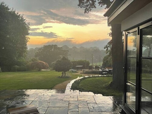 Romantic rural sunset retreat in historical Kent countryside for escape or fun!