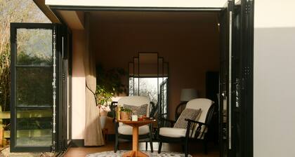 Romantic rural sunset retreat in historical Kent countryside for escape or fun!