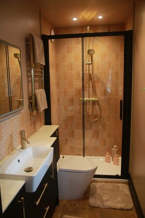 Shower, hair dryer, towels, soap - Romantic rural sunset retreat in historical Kent countryside for escape or fun! (Sevenoaks Weald)