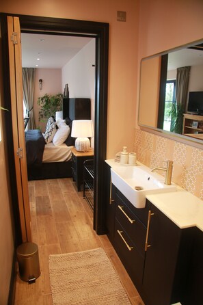 1 soverom, skrivebord, wi-fi og sengetøy