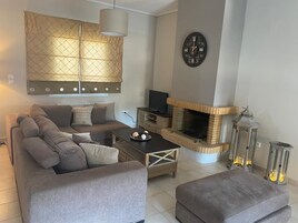 Apartment Exclusive | Zona de estar | Smart TV de 60 pulgadas con canales digitales