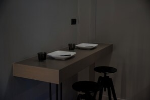 Suite Studio, vue jardin, rez-de-chaussée | Restauration dans la chambre