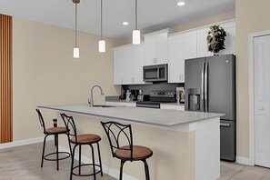 Microwave, oven, dishwasher, coffee/tea maker - Charming Hideaway at Storey Lake 4BD Home (Kissimmee)