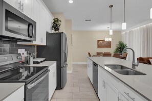 Microwave, oven, dishwasher, coffee/tea maker - Charming Hideaway at Storey Lake 4BD Home (Kissimmee)