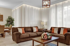 TV - Charming Hideaway at Storey Lake 4BD Home (Kissimmee)