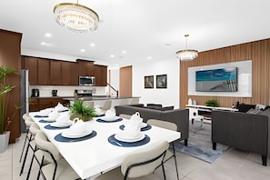 Dining - Amazing Home Solara Resort Comfort and Leisure (Kissimmee)