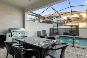 Outdoor dining - Amazing Home Solara Resort Comfort and Leisure (Kissimmee)